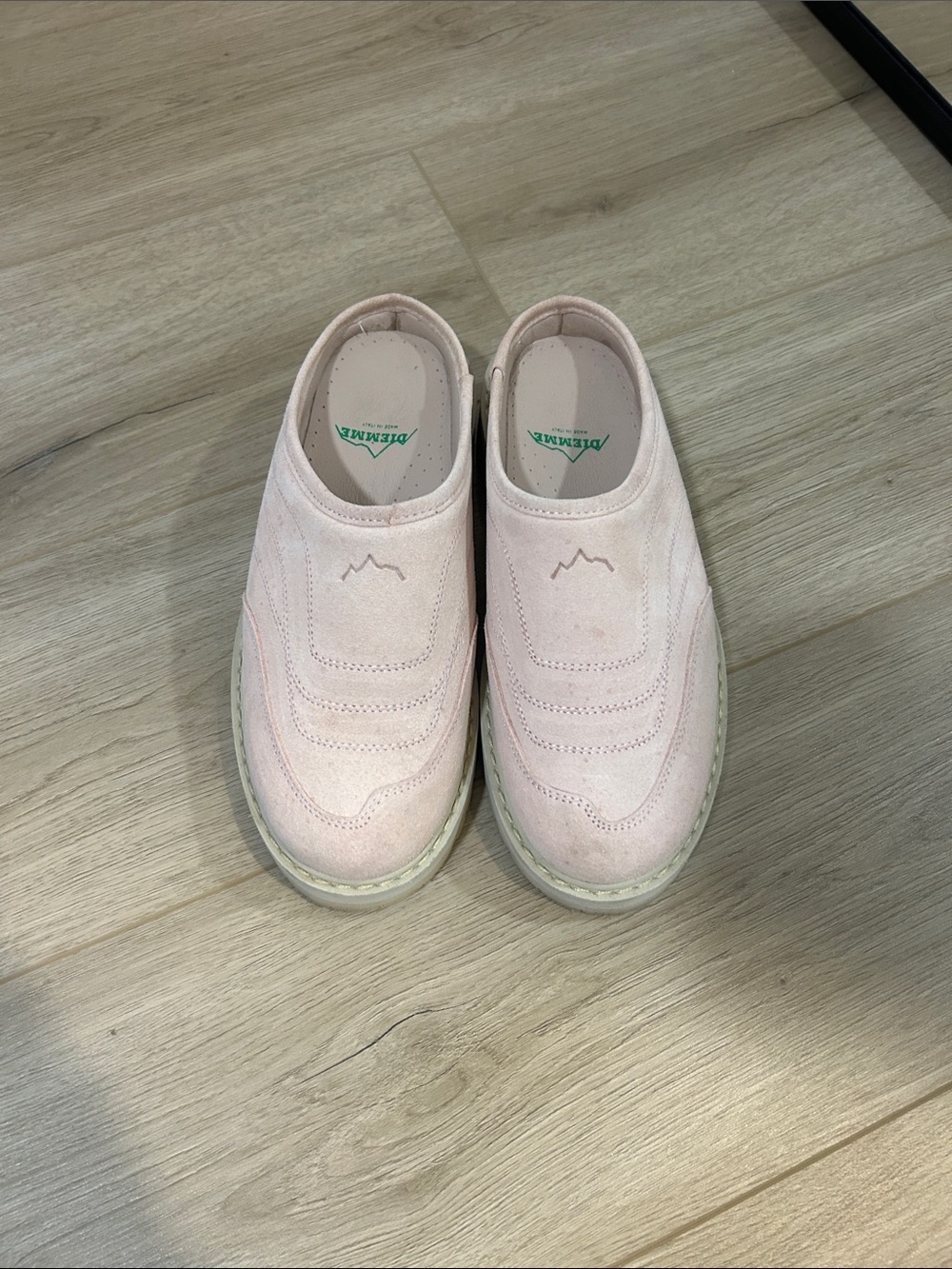 Dienme Women's Slip-On Suede clogs in Pale Pink